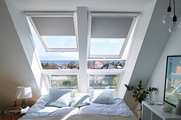 Zwei Dachfenster mit blickdichter Markise